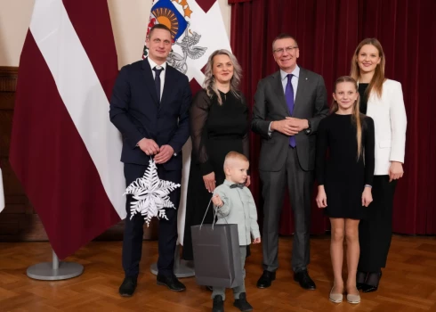 Rubežu ģimene - viena no 19 Latvijas novada ģimenēm, kas devās uz Rīgas pili satikt Valsts prezidentu Edgaru Rinkēviču (no kreisās) tētis Māris, mamma Līga, Kārlis, Valsts prezidents Edgars Rinkēvičs, Katrīna, Patrīcija.