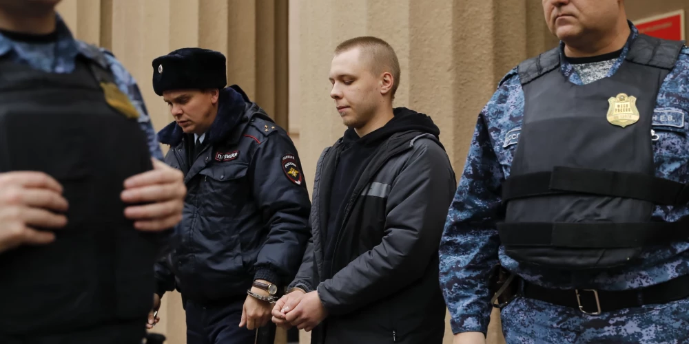Krievijas tiesa 21 gadus veco studentu atzina par vainīgu valsts nodevībā.