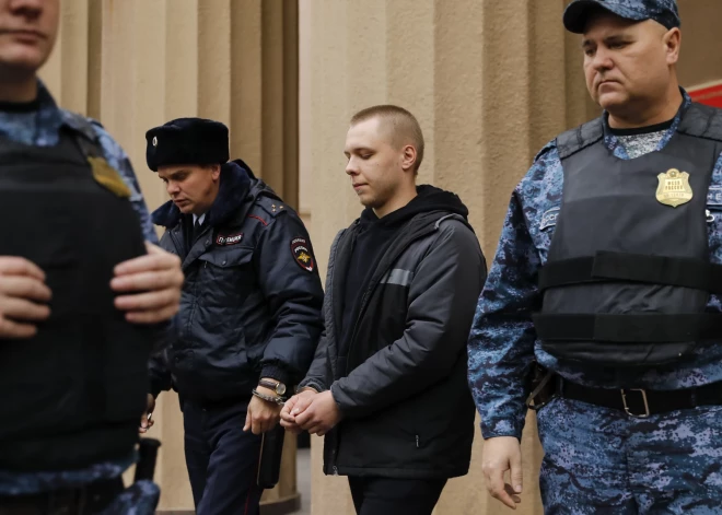 14 gadi stingra režīma kolonijā: Krievijā par Korāna dedzināšanu tiesātajam studentam atstāj spēkā bargo cietumsodu par "valsts nodevību"