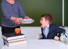 Kliedz, met ar krēslu un pat draud ar nazi – arvien vairāk pedagogu sūdzas par skolēnu agresiju.VIDEO