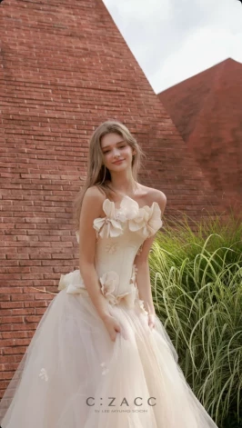 Девушка планирует продолжать работу модели.