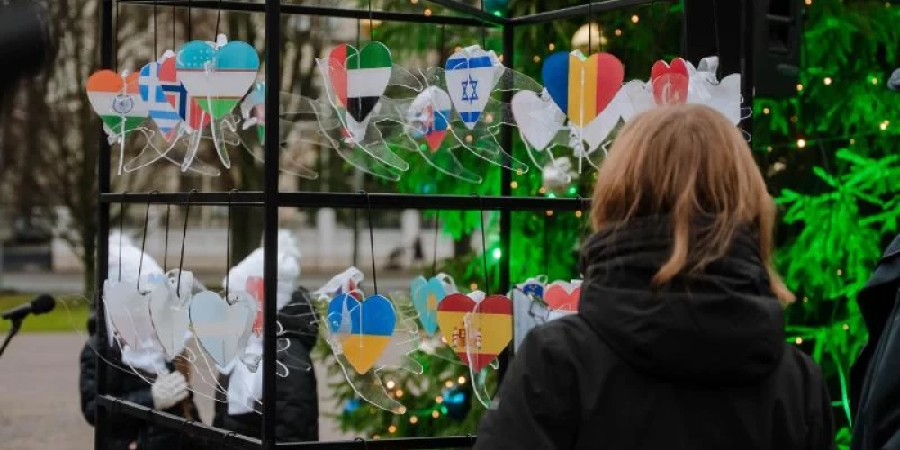 Ziemassvētku eglīti pie Kongresu nama ietērpj svētku noskaņās.