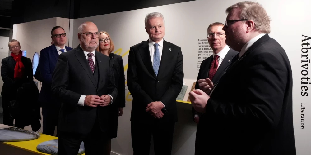 Руководитель исследовательской работы Латвийской национальной библиотеки Паулс Дайя (справа), президент Латвии Эдгар Ринкевич, президент Литвы Гитанас Науседа и президент Эстонии Алар Карис во время посещения выставки «Свобода начинается с книги» в Латвийской национальной библиотеке.