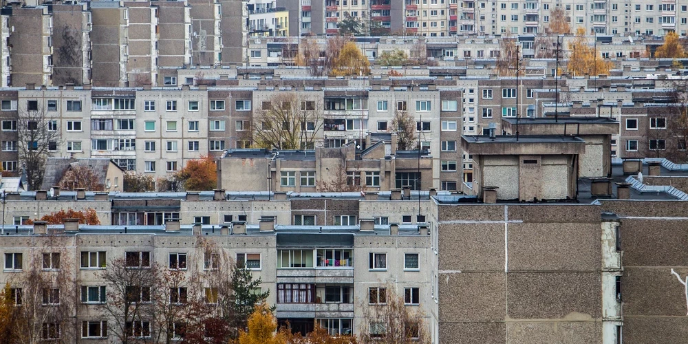 21 gadu vecās meitenes līķis atrasts daudzstāvu māju rajonā Krēves prospektā Kauņā. Jauniete bija no Tauraģes un, visticamāk, ieradusies Kauņā, lai studētu.