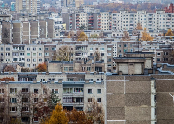 Radinieks zvanīja, lai paņemtu mantas, viņa neatbildēja... Dzīvoklī Kauņā atrod 21 gadu vecu meiteni ar pārgrieztu rīkli