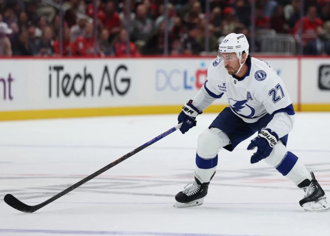 Zemgus Girgensona NHL klubs "Lightning" pagarina līgumu ar divkārtējo Stenlija kausa ieguvēju Raienu Makdonu