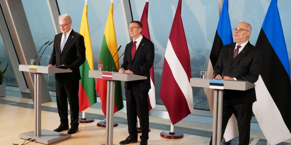 No kreisās: Lietuvas prezidents Gitans Nausēda, Latvijas prezidents Edgars Rinkēvičs un Igaunijas prezidents Alars Kariss kopīgajā Baltijas valstu prezidentu preses konferencē Latvijas Nacionālajā bibliotēkā