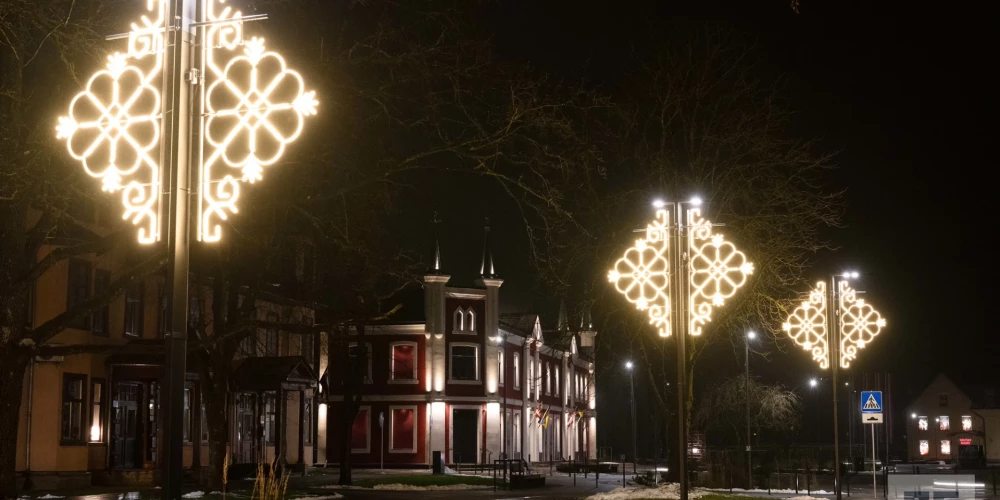 Ogres novadā iemirdzējušās Ziemassvētku egles.