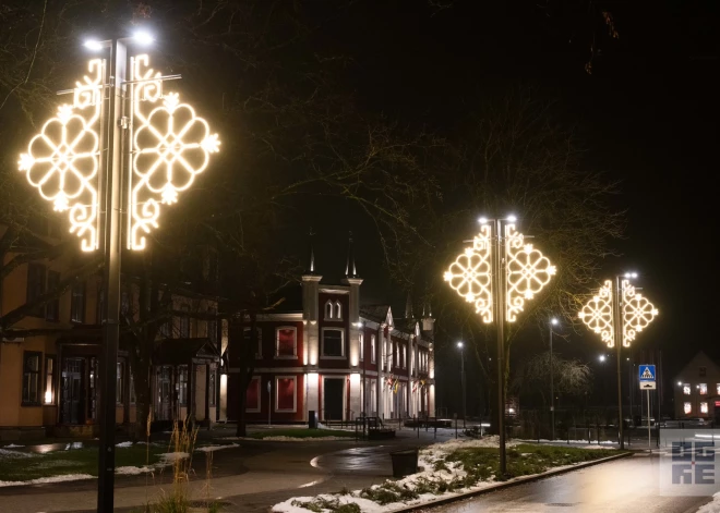 Ogres novadā iemirdzējušās Ziemassvētku egles.