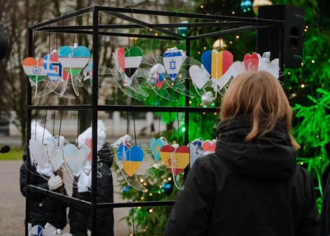 4 декабря у Рижского Дома конгрессов состоялось мероприятие по украшению рождественской елки, в котором приняли участие мэр Риги Виестурс Клейнбергс и аккредитованные в Латвии иностранные послы, совместно создавая праздничное поздравление для жителей города.