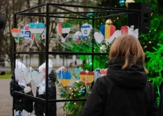 ФОТО: в Риге зажгли "елку мира" - мэр и послы украсили дерево голубками с флагами стран