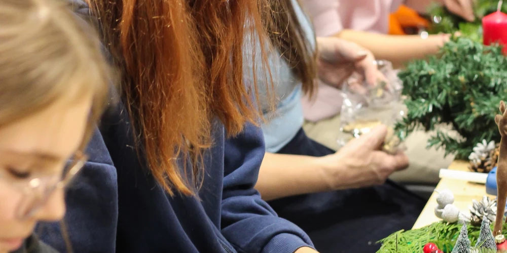 Kopskaitā tapa ap 10 dekoru un adventes vainagu, tostarp vainags Mārupes jauniešu centram “Hēlijs”.