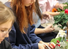 Mārupes jaunieši aizvadījuši Ziemassvētku dekoru gatavošanas meistarklasi