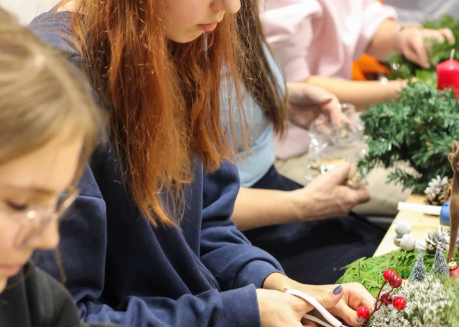 Mārupes jaunieši aizvadījuši Ziemassvētku dekoru gatavošanas meistarklasi