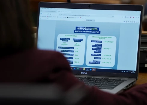 Saeimas ārkārtas sēdē ceturtdien tika pieņemts valsts 2026. gada budžets, kurā paredzēts 3,3 procentu deficīts