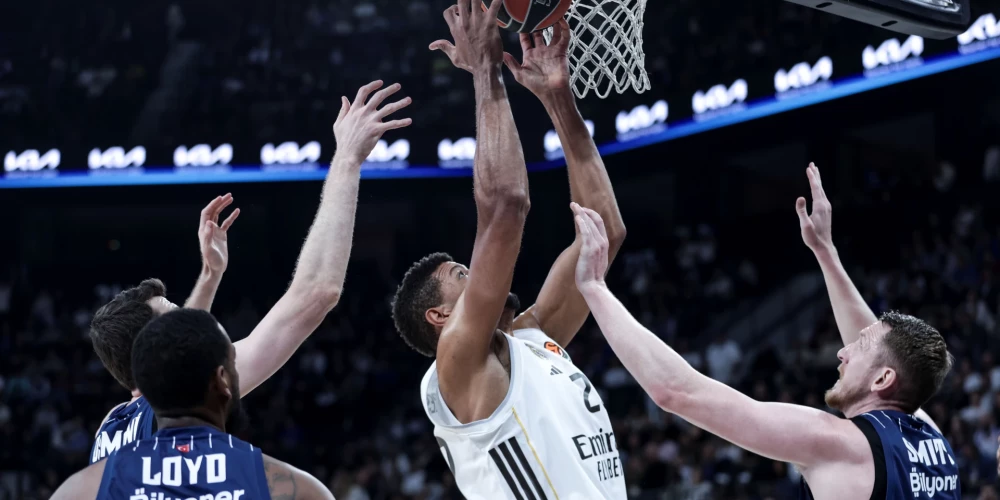 Rolands Šmits (pa labi) pret "Real" (foto: Scanpix / EPA)