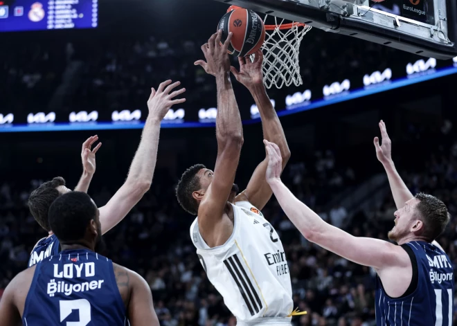 Rolands Šmits atkārto karjeras rekordu, tomēr "Anadolu Efes" zaudē "Real" Eirolīgas spēlē