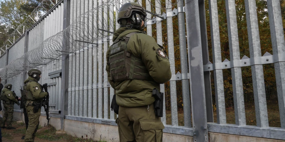 Polijas robežsargi pie Polijas-Baltkrievijas robežas (foto: Scanpix / EPA)