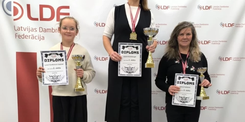 Laura Kronberga uz goda pjedestāla augstākā pakāpiena.