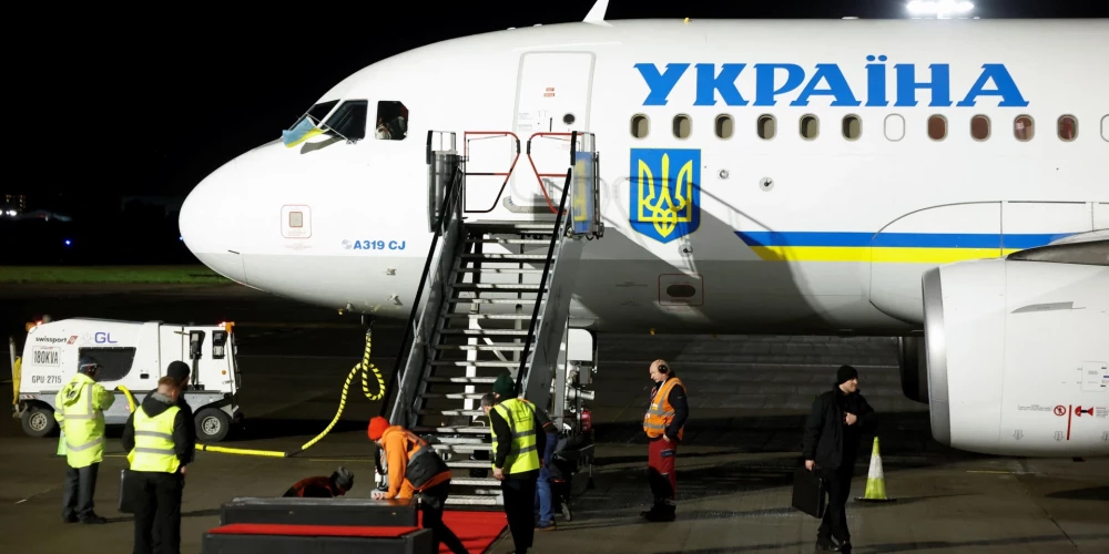 Lidmašīna, ar ko Ukrainas prezidents Volodimirs Zelenskis ieradās Īrijā
