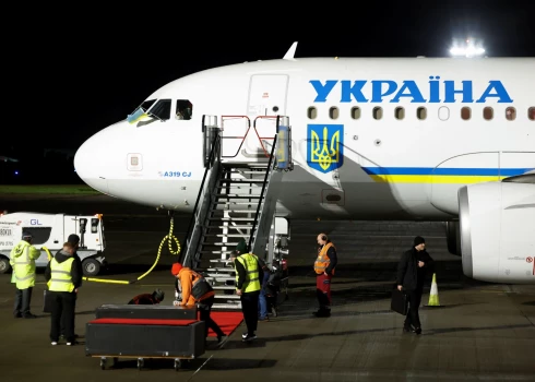 Lidmašīna, ar ko Ukrainas prezidents Volodimirs Zelenskis ieradās Īrijā