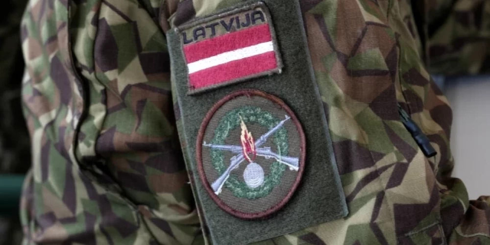 Aizsardzības ministrija sola, ka 2026. gadā īpaša uzmanība tiks pievērsta sadarbībai ar vietējiem uzņēmumiem, nodrošinot, ka līdz 30% no lielajiem iepirkumiem paliek Latvijas ekonomikā.