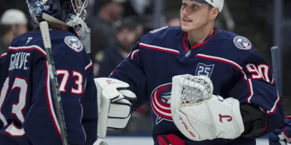 Latvijas hokejists Elvis Merzļikins mačā atvairīja 28 no 33 metieniem spēles gaitā jeb 84,4% raidījumu un abus divus pēcspēles metienus.