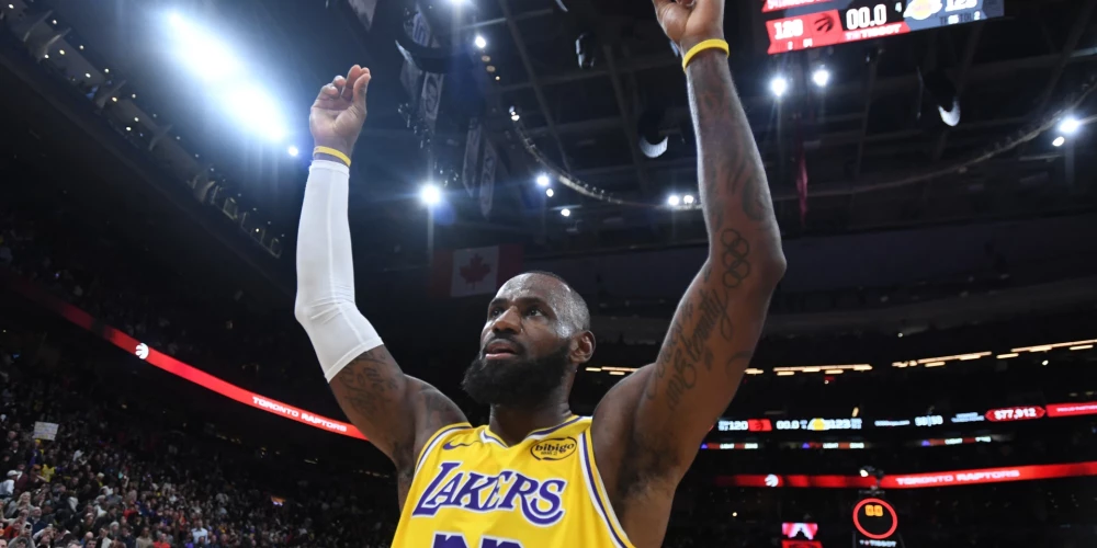 Lebrons Džeimss 18 gadus katrā spēlē guva vismaz desmit punktus.