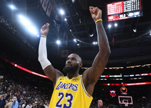 Lebrons Džeimss 18 gadus katrā spēlē guva vismaz desmit punktus.