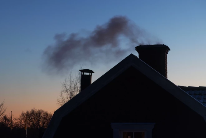 Ogrē policijai bija jātraucas uz Madlienas ielu, jo kādam nepatika, ka kaimiņš kurina krāsni, kas izraisa dūmu mutuļus (ilustratīvs attēls).