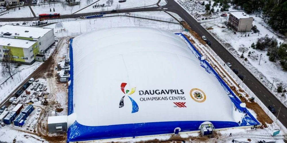 Надувной купол на футбольном стадионе в Даугавпилсе.