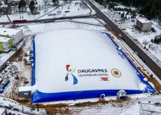 Жители Даугавпилса жалуются на шум от нового надувного футбольного стадиона: самоуправление ищет решение