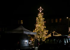 "Главный подарок - мы друг для друга": в Яунлиепае рождественская елка объединила жителей и благотворителей