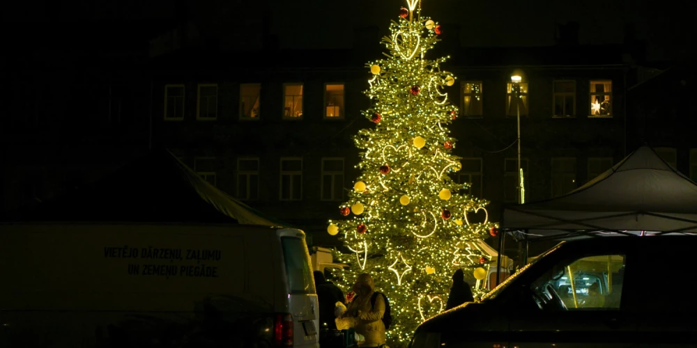 На площади у рынка Аннас зажглась рождественская елка Яунлиепаи, положив начало красивой и душевной праздничной традиции.