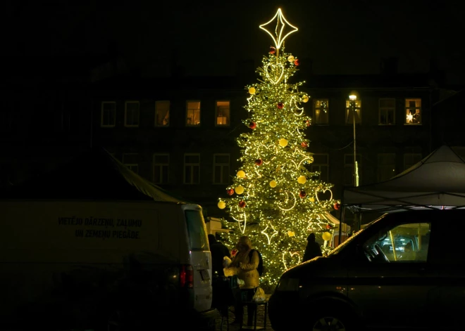 На площади у рынка Аннас зажглась рождественская елка Яунлиепаи, положив начало красивой и душевной праздничной традиции.