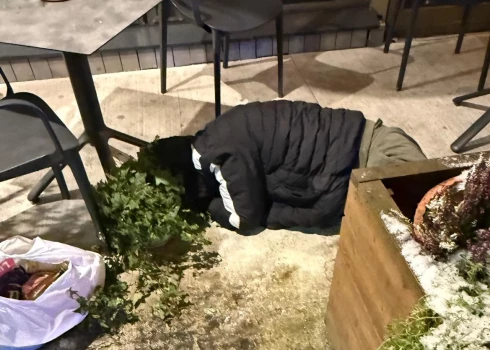 Pašvaldības policistiem, iestājoties ziemai, aizvien vairāk rūpestu sagādā alkoholu pārlietojušies vīri un sievas, kas pakrīt un aizsnaužas kur pagadās.