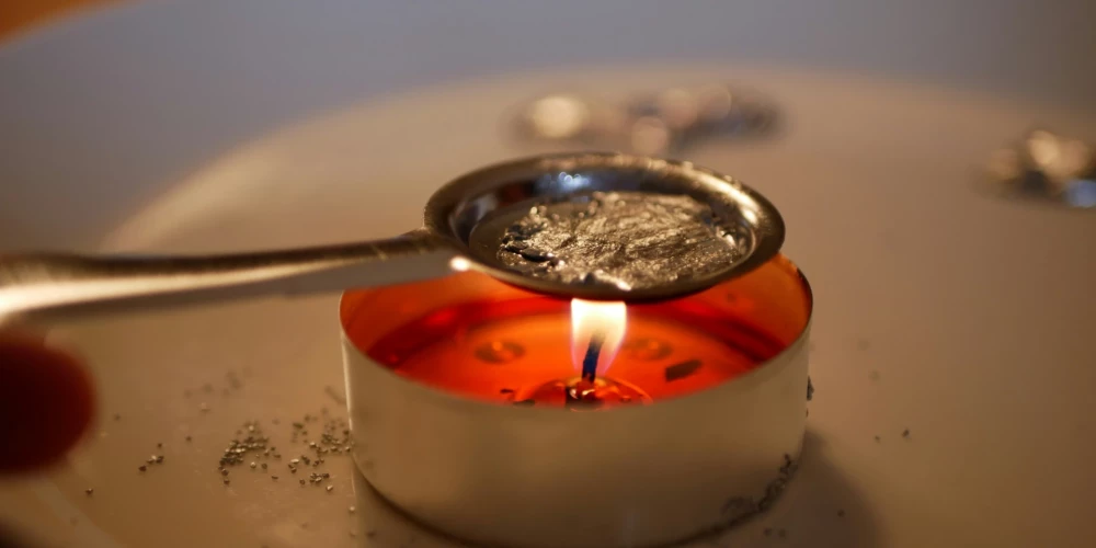 Laimīšu liešanas procesā pastāv nopietns risks, jo svins iztvaiko augstā temperatūrā un tvaikus var ieelpot. 