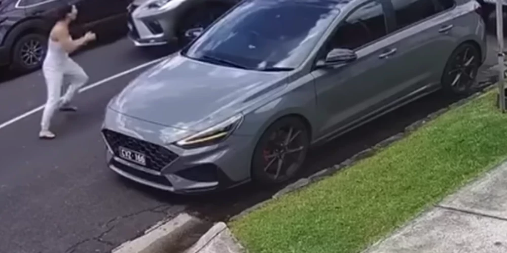 Elizabete Kalaša metas laupītāju ceļā (ekrānuzņēmums no video)