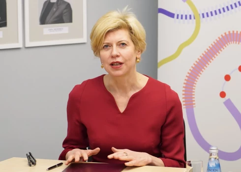 “Mēs reizēm no skolotāja gaidām supervaroni, bet patiesībā viss sākas ar cilvēcīgumu – ar siltumu, empātiju un attieksmi,” saka Anda Čakša.