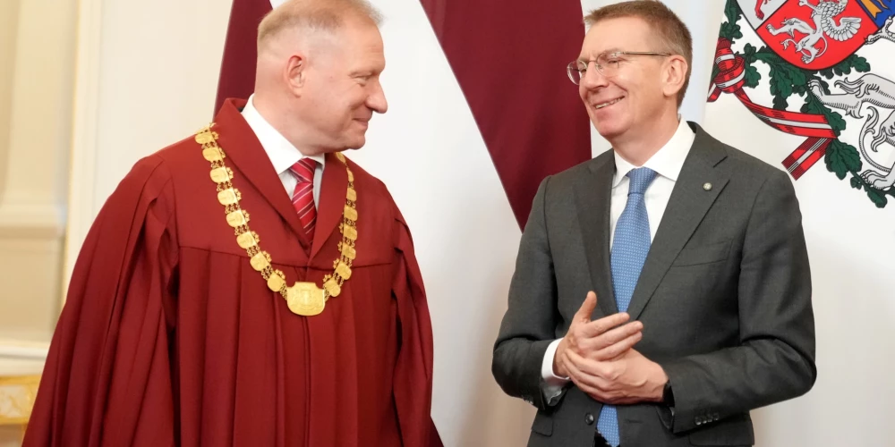 Valsts prezidents Edgars Rinkēvičs (no labās) un Augstākās tiesas (AT) tiesnesis Jānis Rozenbergs piedalās AT tiesneša svinīgajā zvēresta došanas ceremonijā pie Valsts prezidenta Rīgas pilī.