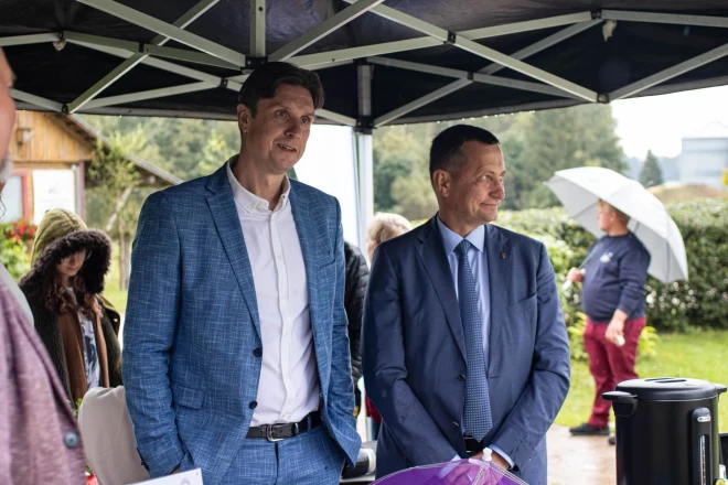 Zemkopības ministrs Armands Krauze (no kreisās) un Latvijas aitu audzētāju asociācijas vadītājs Dmitrijs Bortņikovs pārrunā aitkopības nozares problēmas un perspektīvas.