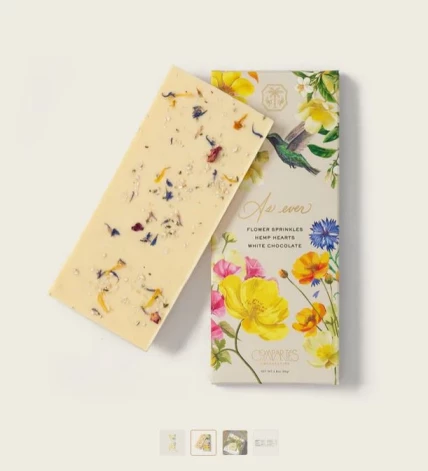 Baltā šokolāde ar ziedu pārslām un kaņepju sēkliņām.