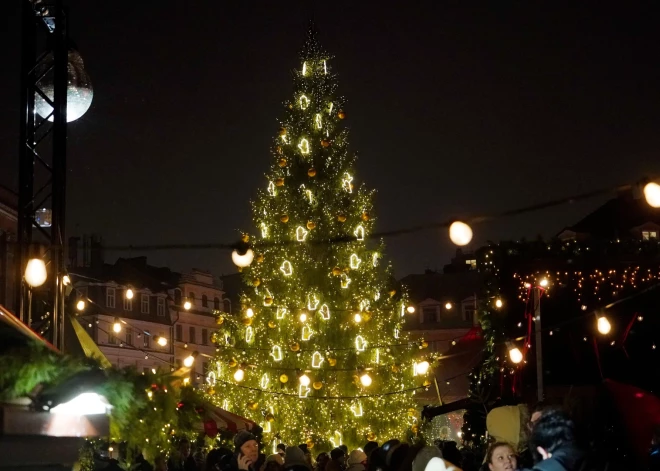 "Почему у всех сказка, а у нас - просто елка?" Люди разочарованы - Рига явно проиграла регионам по праздничному оформлению