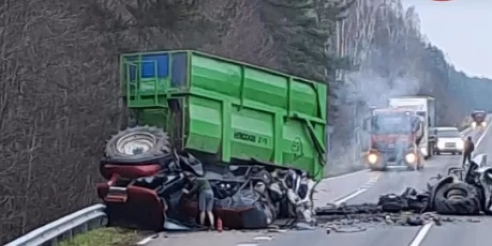 Traktora un auto sadursmes dēļ bloķēts autoceļš Liepāja-Rucava.