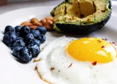 Vai ir veselīgi katru dienu brokastīs ēst vienu un to pašu: dietologi sniedz skaidru atbildi