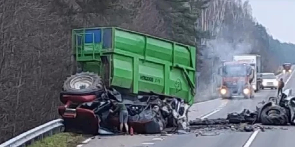 Дорога Лиепая-Руцава перекрыта из-за столкновения трактора и автомобиля.