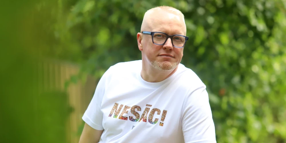 "OPEN Radošā centra" dibinātājs un vadītājs Edijs Klaišis var runāt no savas pieredzes: “Nav noslēpums, ka mana pagātne nav tā baltākā, tā ir pietiekami melna, gan pamatīgi lietojot alkoholu, gan narkotikas, ar visām no tā izrietošajām sekām. Šoruden būs septiņi gadi, kopš nelietoju neko.”