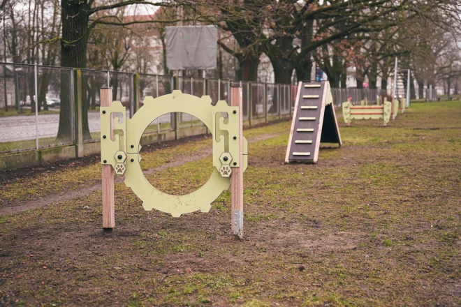 Первая собачья площадка Риги получила новое оборудование.