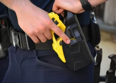Pusaudzi nāvējoši notriec mašīna pēc tam, kad policists pielieto elektrošoku