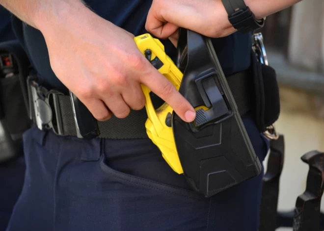 Pusaudzi nāvējoši notriec mašīna pēc tam, kad policists pielieto elektrošoku